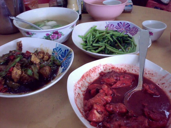 blood red Hockchiew chicken in rice wine dregs