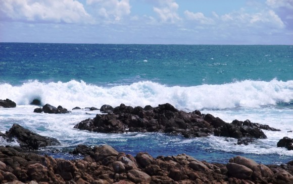 Yallingup-huge waves, surfer's mountain