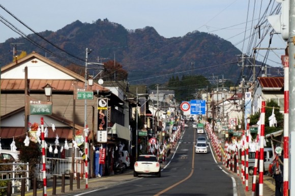 Walking through the town to the entrance of the Takahicho Gorge. Photos by Khoon.