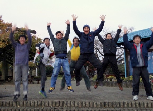 DSC03185 (640x464) We set the camera on a tripod and we had to time our jumps. Photo by Khoon.