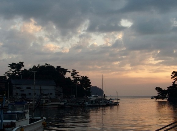 PB220142 (640x475) A lone fishing boat sets off into the sunrise