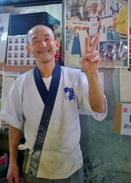 WP_20141123_046 (460x640) Happy soba master with photo of his marathon exploits behind.