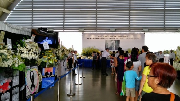 20150328_104024~2 (640x359) Very orderly queues LKY would have been proud of.