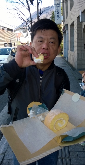 WP_20141127_017 (331x640) Daniel take the first bite.