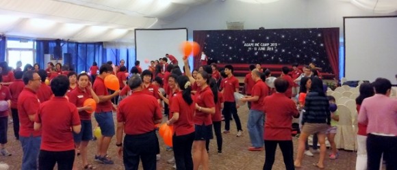 IMG_20150611_141513 (640x275) Ice breakers that got Chinese and English congregations to mingle and play