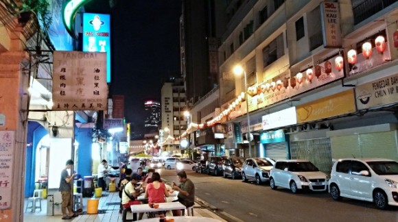 Eating by the streets of Chinatown