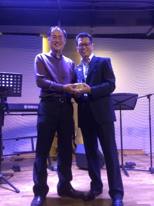 Pastor Kenny receiving his 35 years long service award from Francis Shin, the WRPF Board of Elders President.