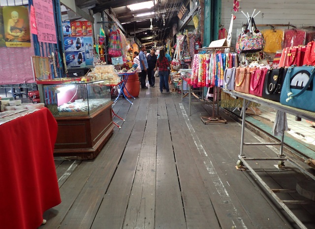 Shopkeepers of sundry goods and decorative stuff