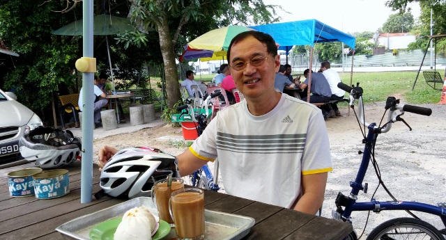 A late morning coffee with workers from Seletar Aerospace Park.