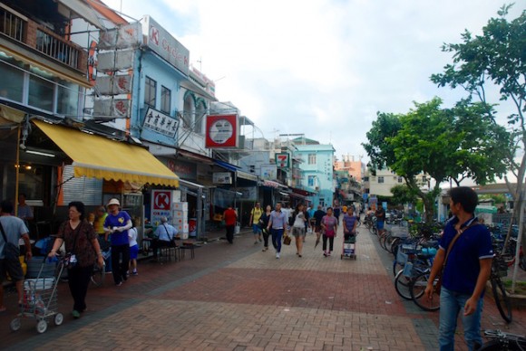 Cheung Chau pier is lined with supermarkets, seafood and tim sum restaurants, cafes, dried seafood stalls, bicycle hire shops and a MacDonalds. 