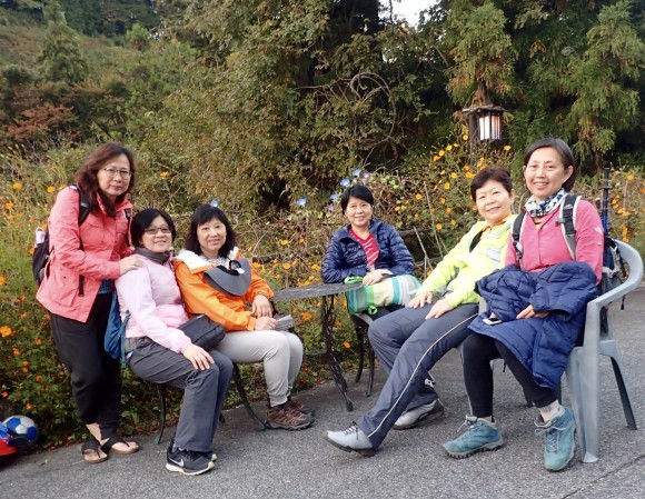 Resting after returning from town at the front of Hanaya inn.