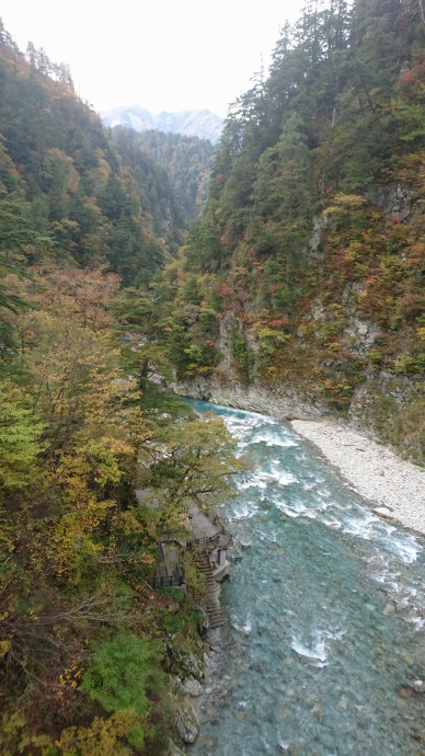 Steep cliffs and ravines on both sides of river. (Credits: Judith)