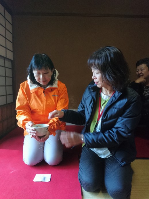 Learning the proper way to drink in a Japanese tea ceremony (Credits: Judith)