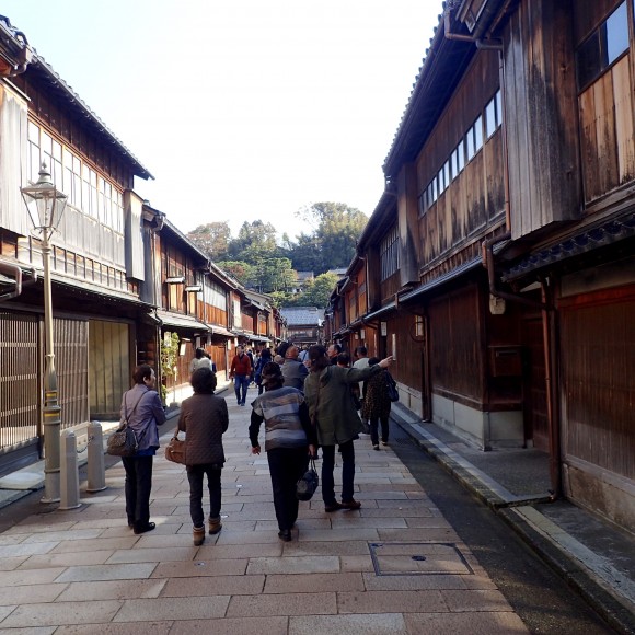 The whole area is full of tourists by late morning